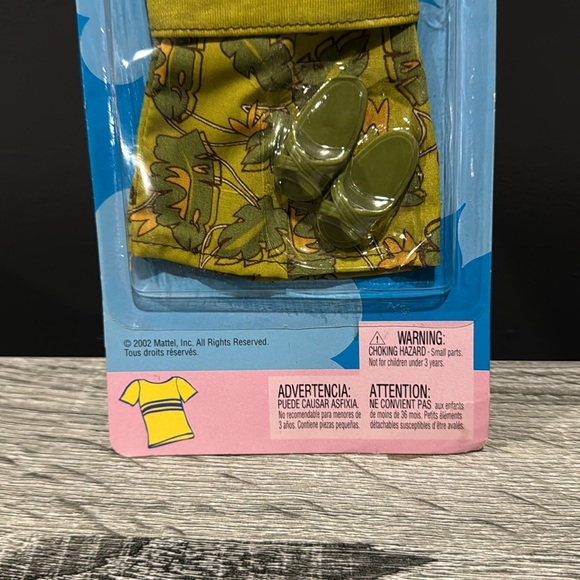 Barbie | NEW: Ken Fashion Avenue: Green Beach Outfit - Collectible Doll Clothes - Picture 5 of 8